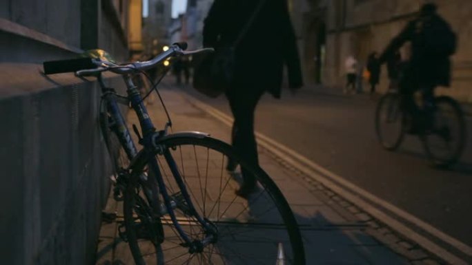 黄昏时牛津市中心的街道，前景是自行车