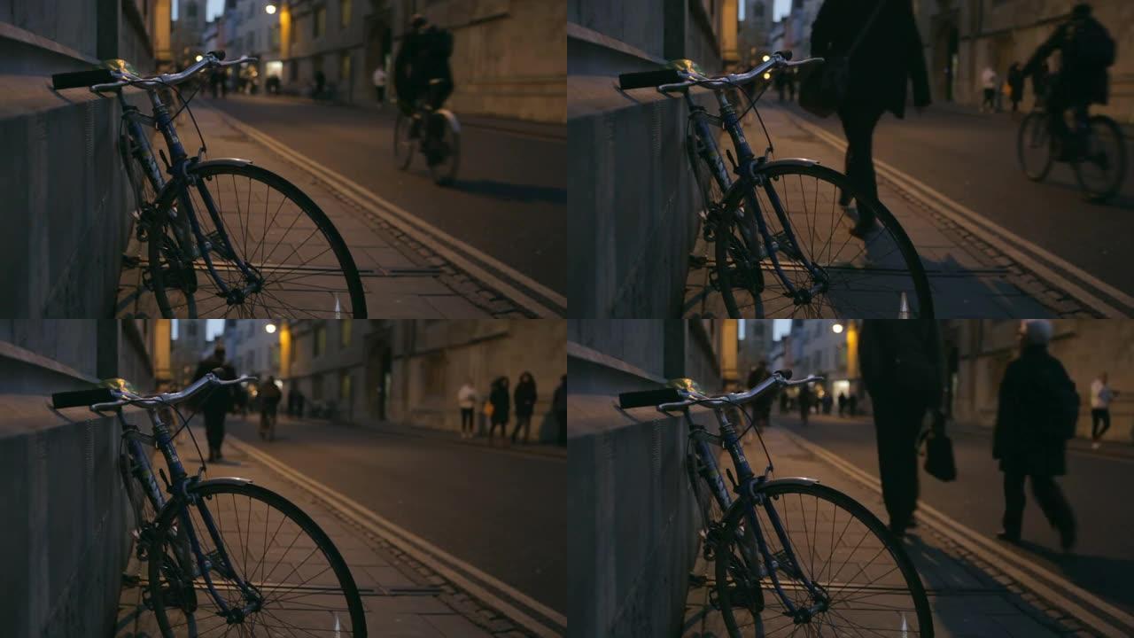 黄昏时牛津市中心的街道，前景是自行车