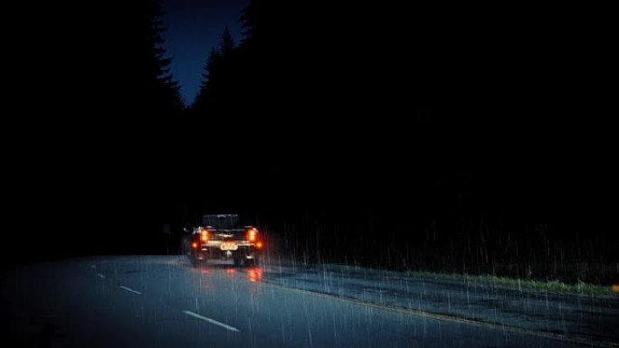 暴雨中夜间在森林路上行驶的汽车