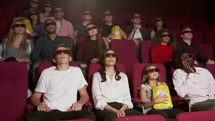 电影院中的观众观看R3D拍摄的3D电影