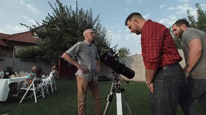 人们在后院观看望远镜