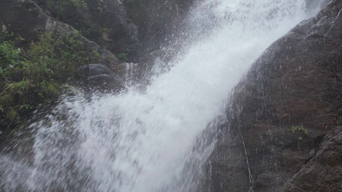 春季雨水   沉浸体验野生瀑布