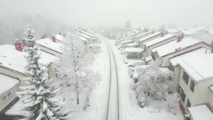 空中: 冬天下雪的郊区小镇