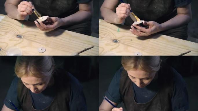 女艺术家绘画木制玩具的零件