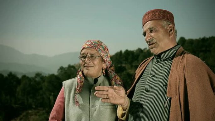 喜马偕尔邦人民：幸福的老年夫妇把目光移开