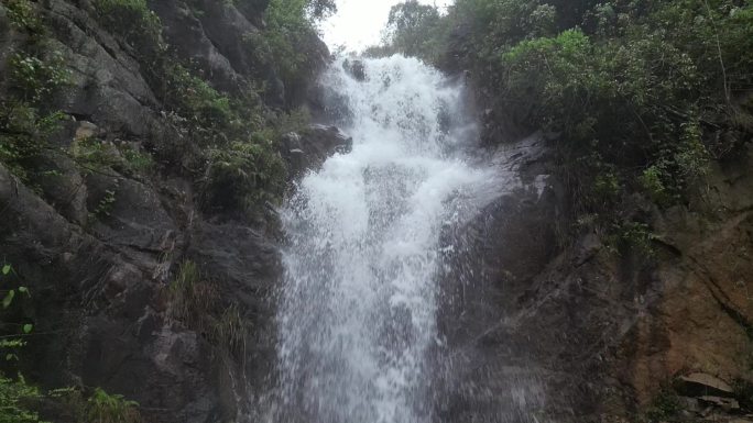 春季雨水   沉浸体验野生瀑布