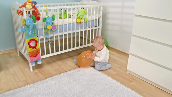 高清起重机: 可爱的婴儿玩气球