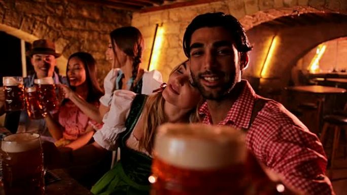 年轻的多民族朋友在传统酒吧用啤酒庆祝啤酒节