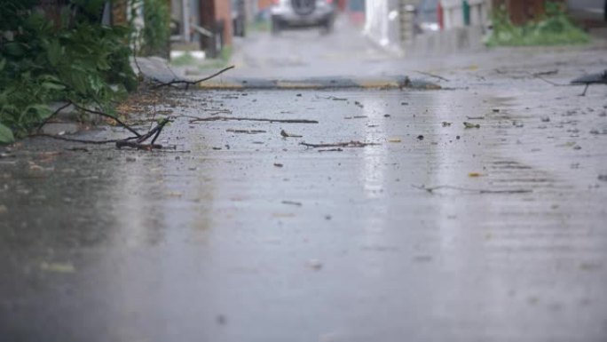 在大雨中建立小巷的镜头。