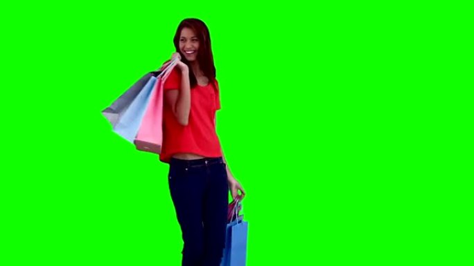 女人拿着购物袋跳舞