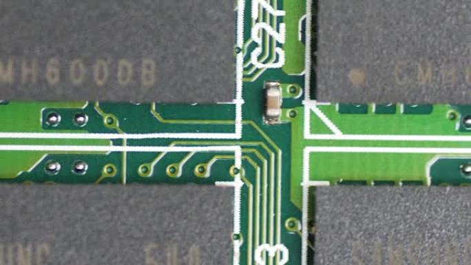 Pcb板微电路由微距透镜关闭，由多莉滑动