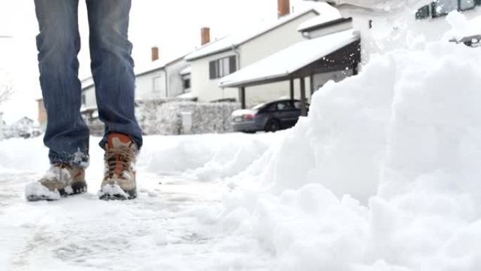 特写: 男子在田园诗般的郊区小镇的房子前清除新鲜的积雪