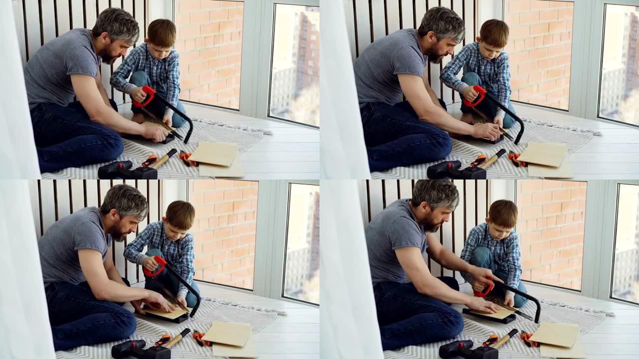 小男孩在父亲的帮助和教导下，专注于用手锯锯木头。家庭、建筑工作和童年观念。