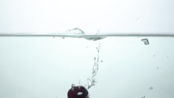 樱桃组的Slo mo滴在白水上。
