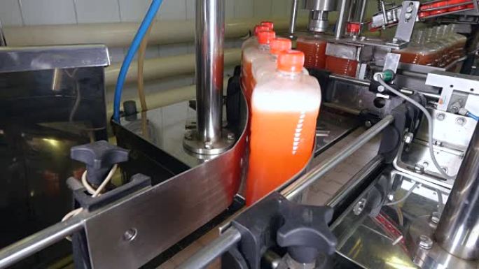 自动化生产线上的液体肥皂。