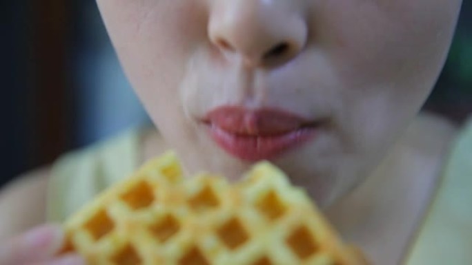 特写女人嘴吃华夫饼