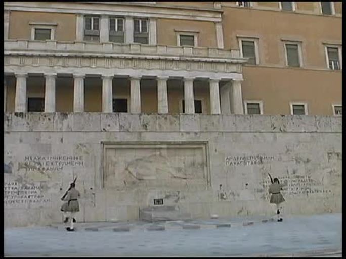 雅典:守卫换岗:议会的Evzones守卫。希腊
