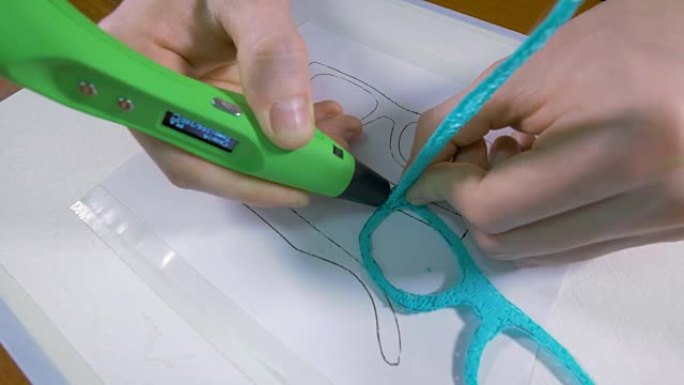 4K. Man hands实验电器，3d打印使用现代设备-3D笔。