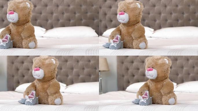 床上的婴儿鞋和泰迪熊