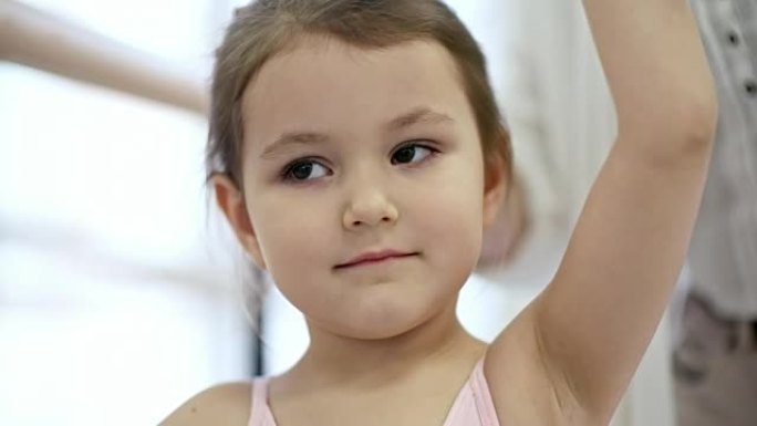 与老师一起训练小芭蕾舞演员