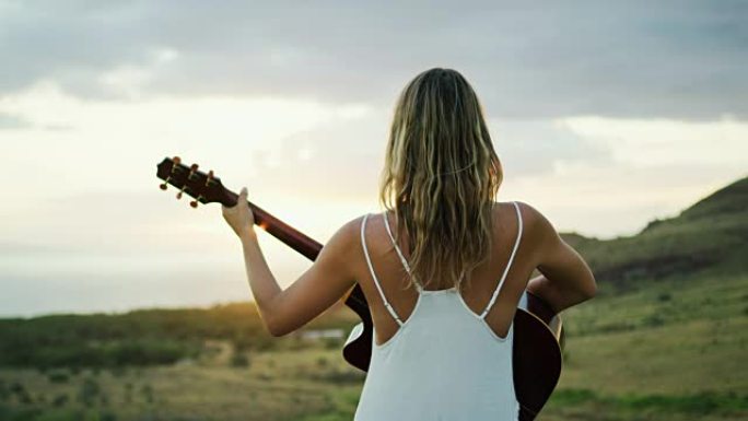 弹吉他的年轻女子