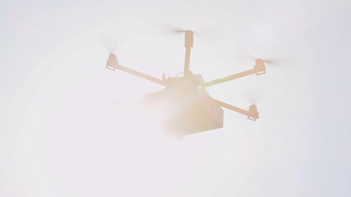 镜头耀斑: 无人机无人机交付。多旋翼飞机在蓝天上飞行大红色礼物