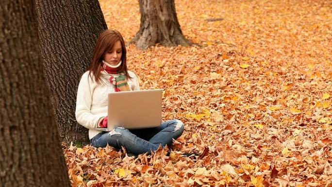 秋季笔记本电脑年轻女性