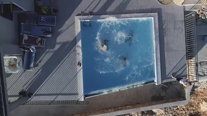 泳池跳跃。鸟瞰图