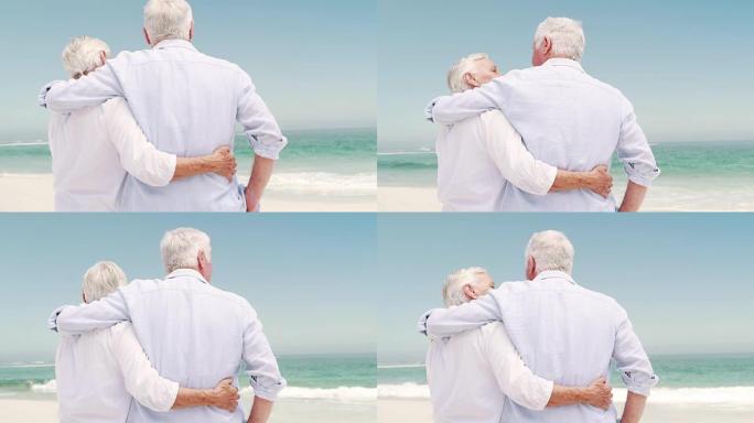 老退休夫妇互相拥抱