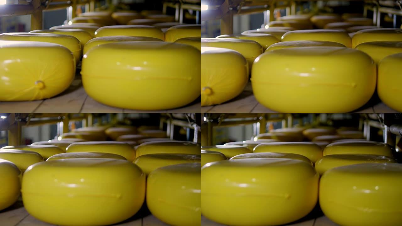 黄色奶酪轮子的仓库。