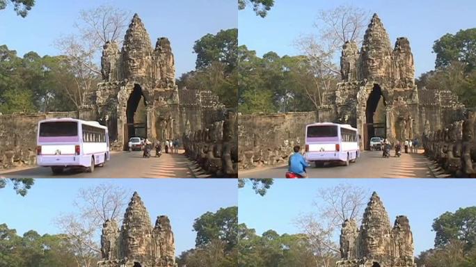 柬埔寨：巴士进入吴哥窟