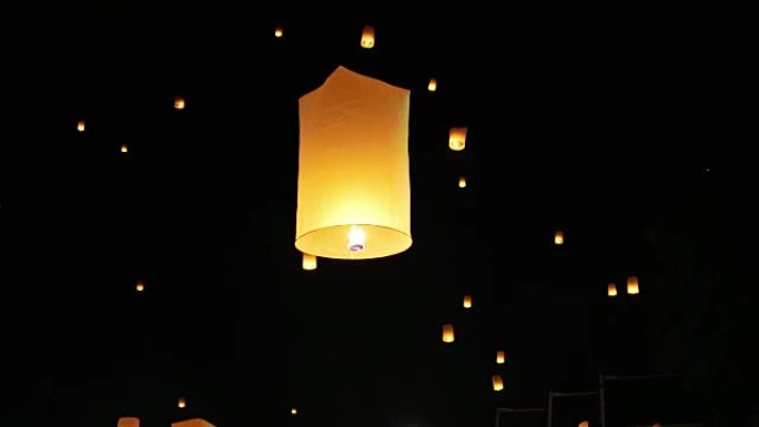 夜空中漂浮的灯笼。