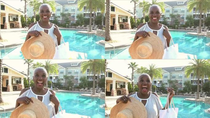 度假胜地游泳池的高级非裔美国妇女