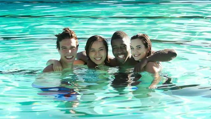 四个朋友在室外游泳池游泳