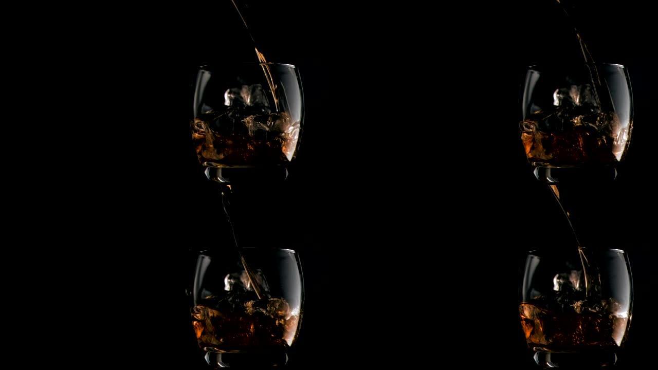 威士忌以超慢动作倒入加冰的玻璃杯中