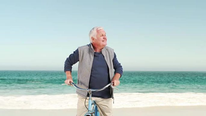 退休老人骑自行车指向天空