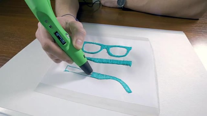 用塑料丝线印刷。3D笔在工作。宽镜头