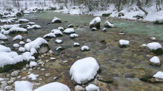 空中特写: 白雪皑皑的冬天的绿松石河