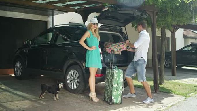 镜头耀斑: 年轻的丈夫几乎没有将所有行李挤进黑色SUV。