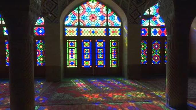 伊朗设拉子的纳西尔·穆尔克清真寺。粉红清真寺
