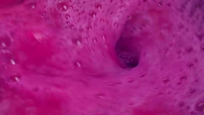 粉红色物质在水槽中被冲走