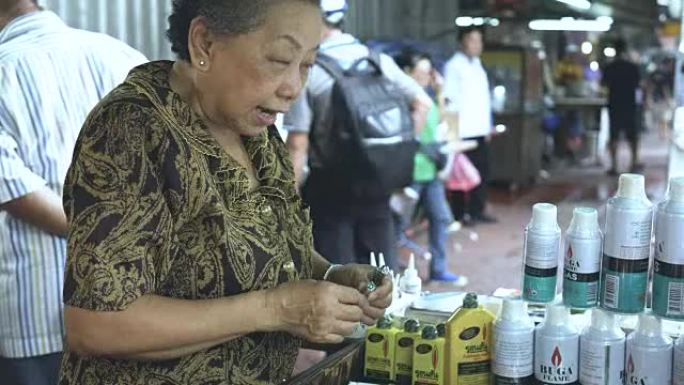 高级女性在当地市场购物