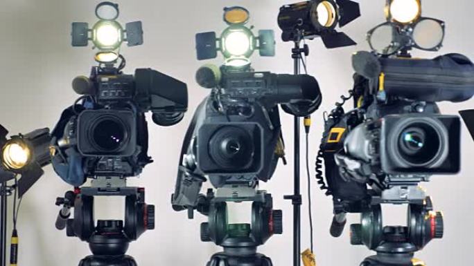 几个带工作灯的摄像机。