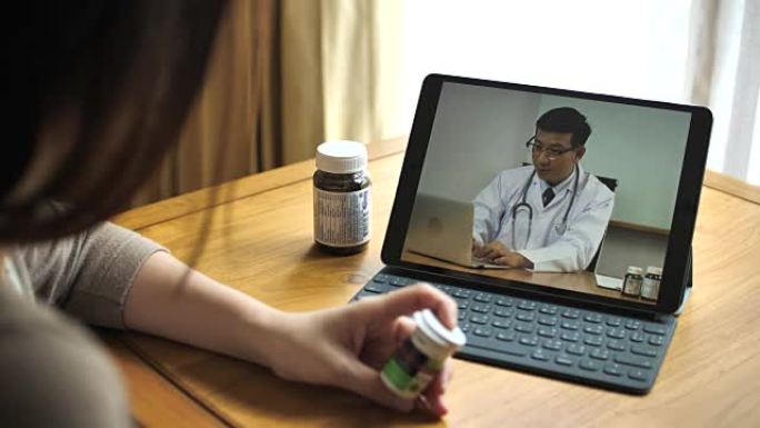 数字平板电脑上与医生的视频会议