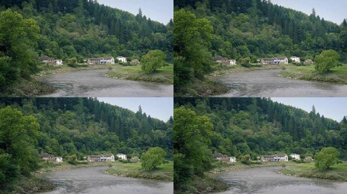 河边有房子的漂亮乡村场景