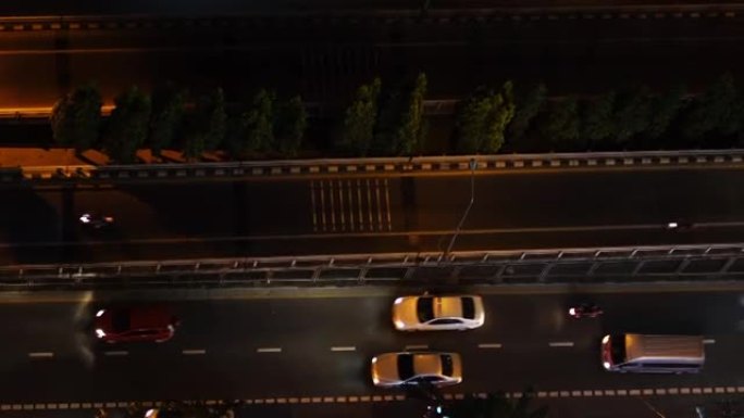 从顶视图看道路上的4k交通镜头，从汽车上看夜间bokeh