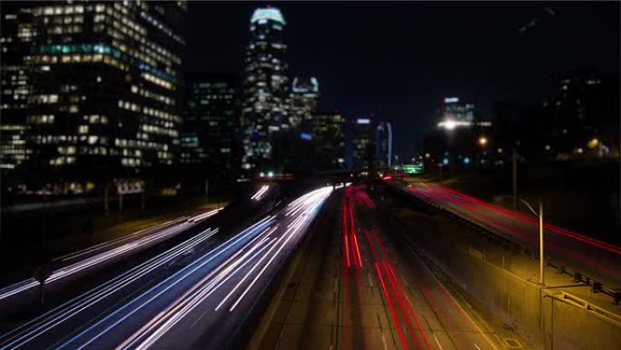 夜间倾斜移位时间流逝繁忙的洛杉矶高速公路