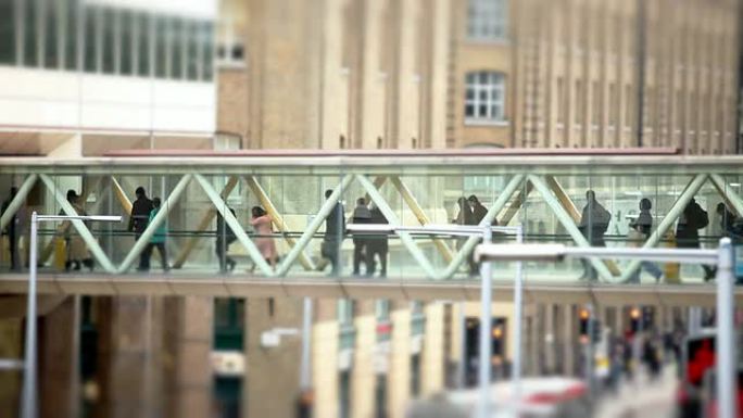 步行上班上班族玻璃天桥天桥行人