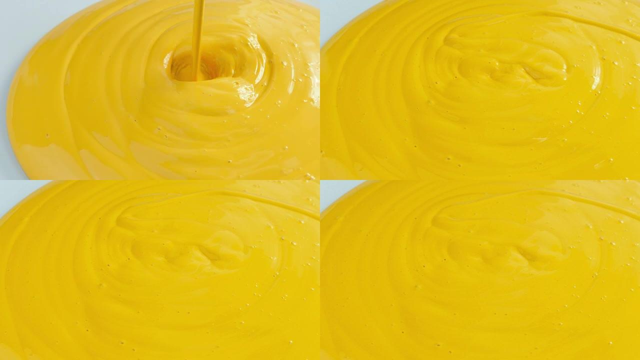 黄色油漆倒在表面上