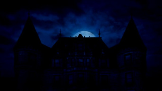 巨大的月亮升起在可怕的豪宅后面